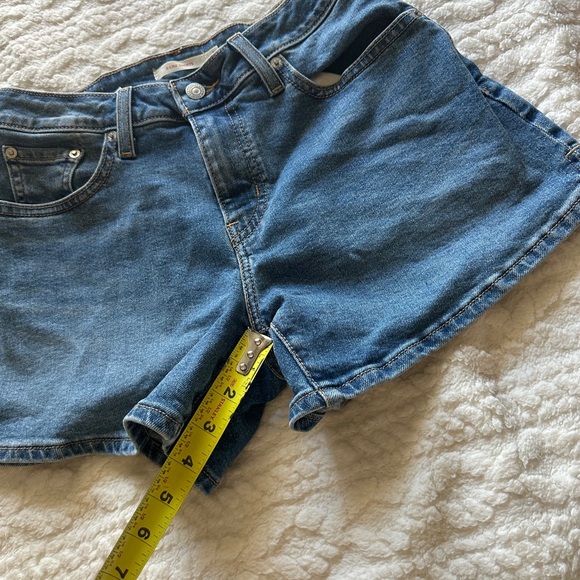 Women’s Levi’s A-line Denim Jean high waist shorts
Size 27 - Picture 4 of 8